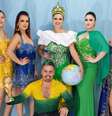 Edson Eddel com modelos usando suas criações: "A brasileira precisa perder o medo das cores fortes"  Foto: Simone Alves/Divulgação