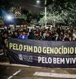 Imagem mostra manifestantes em protesto contra racismo sofrido pelo humorista Eddy Júnior.  Foto: Imagem: Reprodução/Twitter / Alma Preta