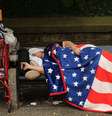 Homem dormindo em banco nos Estados Unidos  Foto: Getty Images / BBC News Brasil