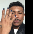 Xamã pinta unhas de azul para apoiar menino que sofreu bullying na escola  Foto: Reprodução/Twitter