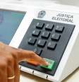 Imagem mostra mão negra votando na urna eletrônica.  Foto: Imagem: Nelson Júnior/TSE / Alma Preta