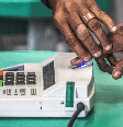 Imagem mostra mãos negras fazendo identificação biométrica para votar.  Foto: Imagem: Dado Galdieri/Bloomberg / Alma Preta