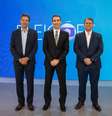 O mediador César Tralli com os candidatos Tarcísio de Freitas (Republicanos) e Fernando Haddad (PT) no estúdio da TV Globo em São Paulo  Foto: Fábio Tito/Globo