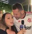 Torcedor do Flamengo assedia repórter antes da decisão em Guayaquil.  Foto: Reprodução: Redes Sociais