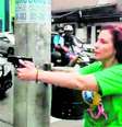 Deputada federal Carla Zambelli (PL-SP) com arma em punho no bairro Jardins, em São Paulo  Foto: Twitter / Estadão