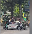 O carro estava ornamentado com bandeiras do Brasil e tocava o Hino Nacional  Foto: Reprodução/ YouTube Jornal O Globo