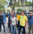 Bolsonaro conversou com eleitores que estavam na escola  Foto: Hugo Barbosa/Terra