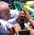 Lula é saudado por simpatizantes; recompor cortes do Orçamento para 2023 promovidos pelo presidente Jair Bolsonaro será a tarefa imediata.  Foto: Werther Santana/Estadão / Estadão