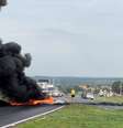Manifestantes queimam pneus enquanto bloqueiam estradas federais durante um protesto no dia seguinte ao segundo turno da eleição presidencial brasileira, em Várzea Grande, no Estado de Mato Grosso - 31 de outubro de 2022  Foto: REUTERS/Rogerio Florentin
