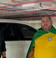 Após aposta, bolsonarista Júnior Gordinho (à direita) perdeu seu Volvo branco para o amigo petista Jailton Cardoso (à esquerda).  Foto: Reprodução/Instagram:@juniorgordinho_bolsonariano