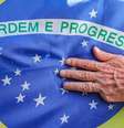 Foto da mão de Lula sobre a bandeira do Brasil bate recorde no Twitter  Foto: Ricardo Stuckert / Divulgação/Twitter @LulaOficial