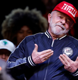 Lula posa com casaco do Corinthians e boné escrito 'Favella' durante evento de campanha em Itaquera, na zona leste de São Paulo.  Foto: Amanda Perobelli / Reuters