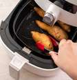 A airfryer serve para o preparo de diversos alimentos na cozinha – Foto: Shutterstock  Foto: Guia da Cozinha
