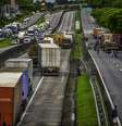 Pontos da Via Dutra foram interditados por caminhoneiros apoiadores do presidente da República, Jair Bolsonaro (PL), na altura do quilômetro 149, em São José dos Campos (SP), na manhã desta terça-feira  Foto: Estadão