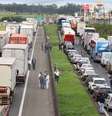 Caminhoneiros fecham a rodovia Anhanguera, próximo ao quilômetro 98, em Campinas, interior de São Paulo, na manhã desta terça-feira, 1  Foto: LUCIANO CLAUDINO/ESTADÃO CONTEÚDO