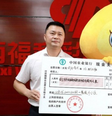 O homem, de sobrenome Li (à direita), usa uma fantasia de desenho animado para receber seu prêmio de loteria  Foto: Reprodução/Baidu/South China Morning Post