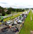 Um grupo de apoiadores do presidente da República, Jair Bolsonaro (PL), fecha um trecho da Rodovia Dom Pedro, na altura do km 55, na região de Atibaia, no interior de São Paulo, nesta terça-feira, 1 de novembro de 2022  Foto: LUIS MOURA/WPP/ESTADÃO CONTEÚDO