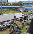 Apoiadores do presidente Jair Bolsonaro, principalmente caminhoneiros, bloqueiam a rodovia BR-101 em Palhoça, na região metropolitana de Florianópolis, Santa Catarina, Brasil, em 31 de outubro de 202  Foto: ANDERSON COELHO/GettyImages / BBC News Brasil