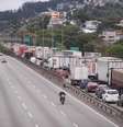 Na manhã desta quarta-feira, 2, um bloqueio na Rodovia Castelo Branco atrapalhava a circulação e provocava longas filas na grande São Paulo  Foto: Werther Santana/Estadão / Estadão