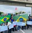 Crianças são colocadas à frente de bloqueio bolsonarista em SP  Foto: Reprodução/Twitter:@gerdwenzel