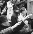 Apoiadores fazem saudação nazista durante discurso de Hitler em Berlim em 1939  Foto: DW / Deutsche Welle
