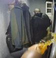 Imagem mostra momento em que a vítima, que está com um copo de bebida nas mãos, é baleada e cai  Foto: Reprodução/O Globo