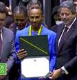 Lewis Hamilton recebe o título de Cidadão Honorário do Brasil   Foto: Reprodução/TV / Grande Prêmio