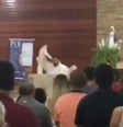 Momento em que o padre retira a batina durante missa na Igreja Matriz Imaculado Coração de Maria, na cidade de Nerópolis (GO)  Foto: Reprodução/Instagram