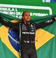 Sir Lewis Hamilton e a bandeira do Brasil: signficado vai além de uma vitória esportiva  Foto: F1 / Twitter