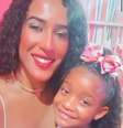 Isabella Nascimento com a filha. "Minha transição de gênero foi respeitosa com ela"  Foto: Arquivo Pessoal