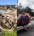 Carro fica esmagado após acidente com carreta em rodovia  Foto: Reprodução/Instagram/@bombeirosmg.3bbm