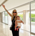 Karoline Lima com a pequena Cecília, fruto do relacionamento da influenciadora com Éder Militão  Foto: Reprodução/Instagram
