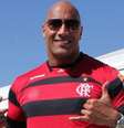 O ator Dwayne Johnson, mais conhecido como 'The Rock', posou com a camisa do Flamengo no Rio de Janeiro, em 2011.  Foto: Divulgação Flamengo / Lance!