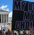 "Meu corpo, minha escolha" diz cartaz de manifestante favorável ao aborto em frente à Suprema Corte dos EUA  Foto: DW / Deutsche Welle