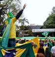 Apoiadores de Bolsonaro apoiam intervenção militar em protestos contra resultado das eleições  Foto: EPA / Ansa - Brasil