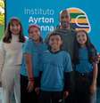O piloto britânico de F1 posou com crianças na escola de SP  Foto: Felipe Rau / Estadão