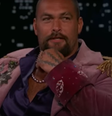 Jason Momoa, intérprete do Aquaman, tira o terno termina entrevista de 'sunga'  Foto: Reprodução/Youtube