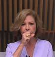 Ops! Eliane Cantanhêde comeu a mosca, se recuperou e continuou a comentar na GloboNews  Foto: Reprodução/TV