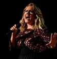 Adele canta durante cerimônia do Grammy de 2017 em Los Angeles  Foto: Reuters