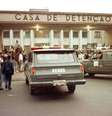 Carros da Rota (Rondas Ostensivas Tobias Aguiar) entram na Casa de Detenção do Carandiru (02/10/1992)  Foto: Mônica Zarattini/Estadão / Estadão