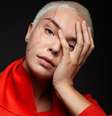"Eu amo as minhas cicatrizes. Me fazem relembrar o propósito da vida", comenta a modelo Giulia Dias   Foto: Junior Becker/Divulgação / Elas no Tapete Vermelho