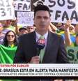 O repórter Bruno Pinheiro e seus colegas de TV precisaram de escolta militar para trabalhar  Foto: Reprodução
