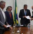 Vice-presidente eleito e coordenador do governo de transição, Geraldo Alckmin entrega o texto da PEC para o relator geral do Orçamento, senador Marcelo Castro (MDB-PI)  Foto: Wilton Junior/Estadão - 16/11/2022 / Estadão