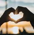 Seis signos podem se dar bem no amor em 2023  Foto: Tyler Nix/Unsplash