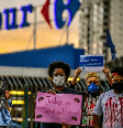 Imagem mostra protesto pela morte de Beto Freitas em frente a uma unidade do Carrefour.  Foto: Imagem: Lucas Lacaz Ruiz/Estadão Conteúdo / Alma Preta