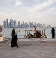 No Catar, as mulheres utilizam a abaya, um vestido comprido de manga longa, geralmente na cor preta.  Foto: Marko Djurica / Reuters