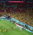 A torcida equatoriana constratava com os cataris  Foto: Reuters