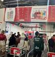 Torcedores fazem fila em busca de comida e bebida  Foto: 