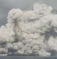 Erupção que ocorreu no vulcão submarino Hunga Tonga-Hunga Ha'apai, em Tonga, no dia 14 de janeiro de 2022 nesta reprodução de um vídeo que circula nas redes sociais  Foto: Serviço Geológico de Tonga/Reuters / BBC News Brasil