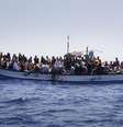 Barco de migrantes à deriva no Mediterrâneo, em foto de arquivo  Foto: ANSA / Ansa - Brasil